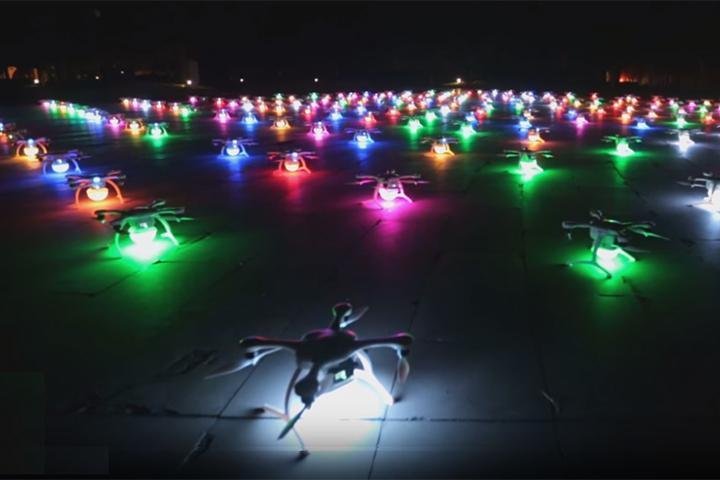 Drony připravené pro light show