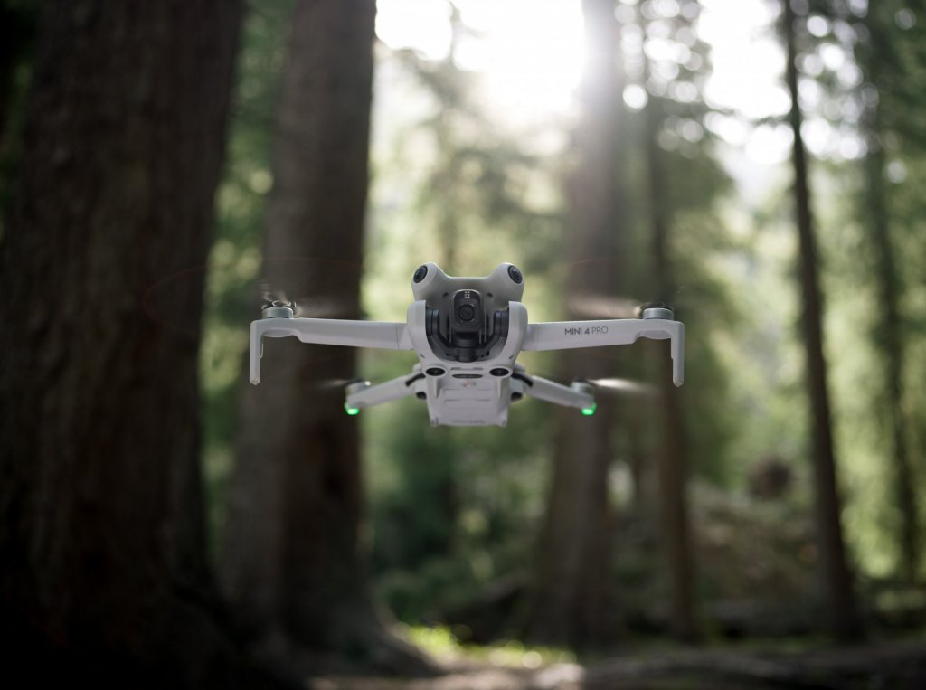 Dron DJI Mini 4 Pro se vyhýbá překážkám ve všech směrech