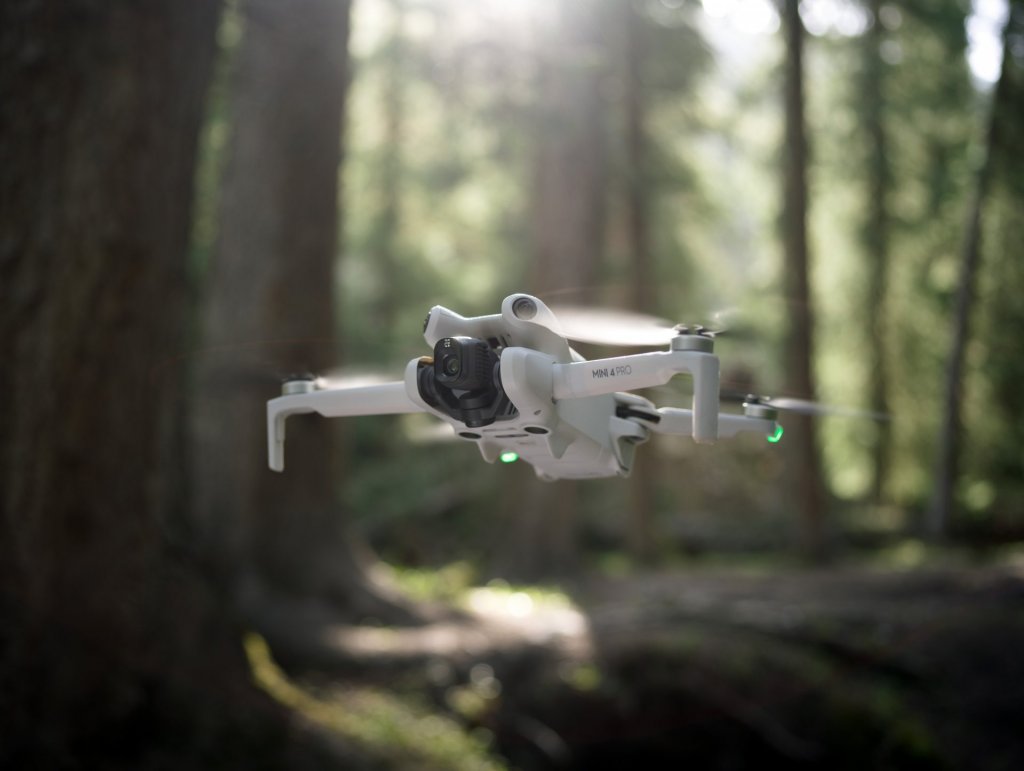 Dron DJI Mini 4 Pro v lese