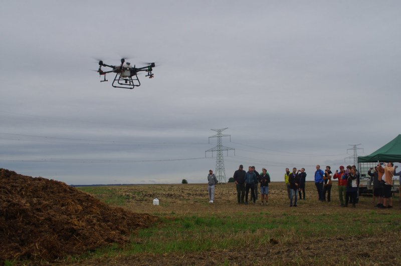 Po Ondrově ukázce si mohl každý z účastníků s tímto dronem také zalétat