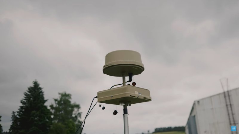D-Fend: Spodní část je řídicí systém, nahoře je radar
