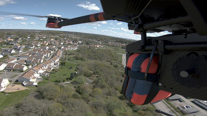Defibrilátor upevněný na letícím automatickém dronu