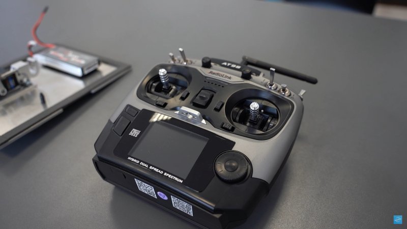 Vysílač pro ovládání air droppingu a dalšího příslušenství dronu