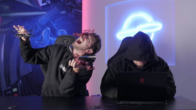 Alex pod útokem zabijáckého dronu