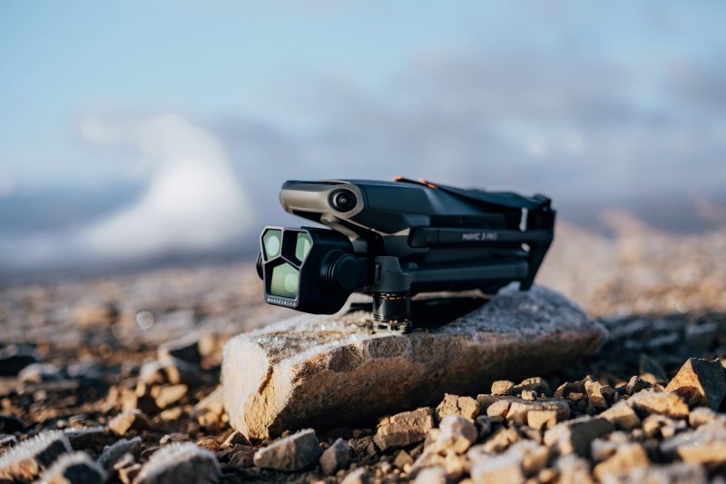 DJI Mavic 3 Pro složeny se 3 kamerami