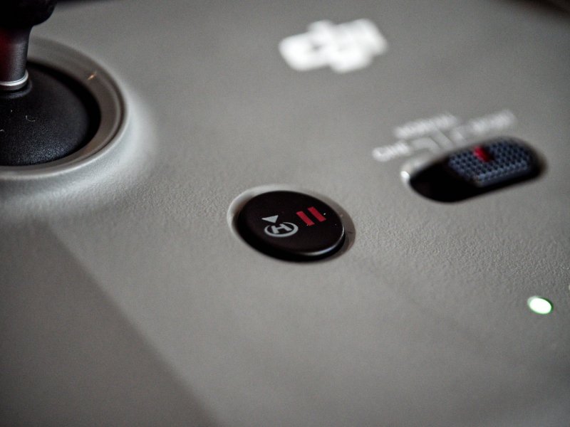 Detail Home:pause buttonu na vysílači DJI Mini 2