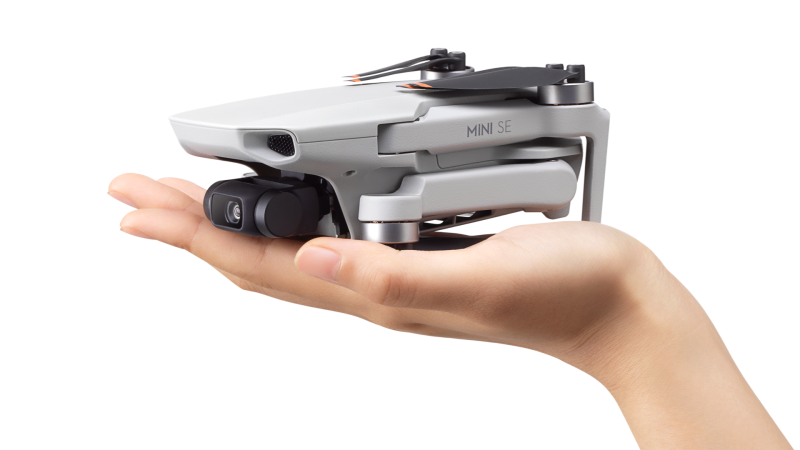 DJI Mini SE se vejde do ruky