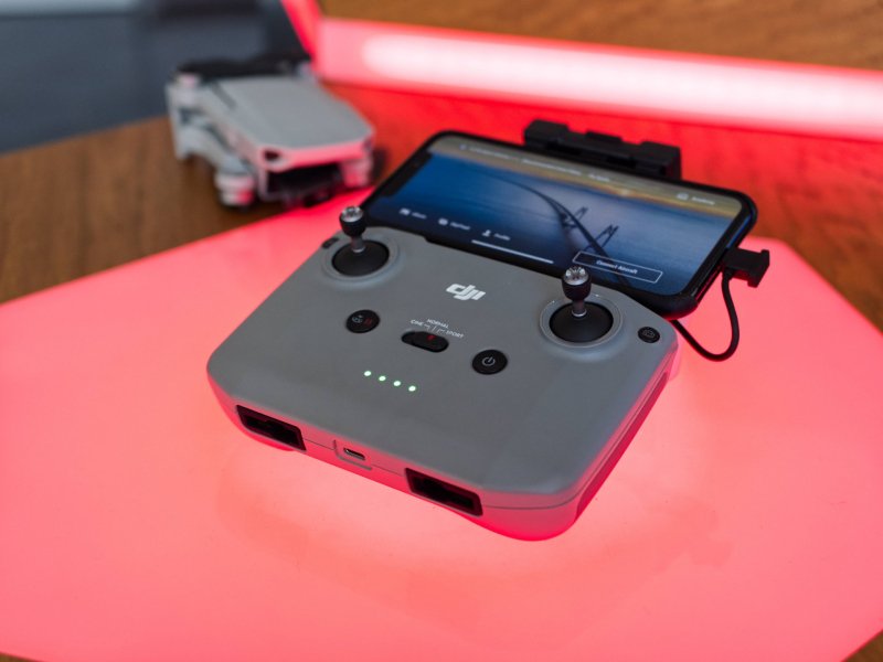 Dálkový ovladač s DJI Mini 2 a iPhone XS