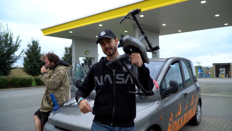 Kafíčko na pumpě a jde se na věc