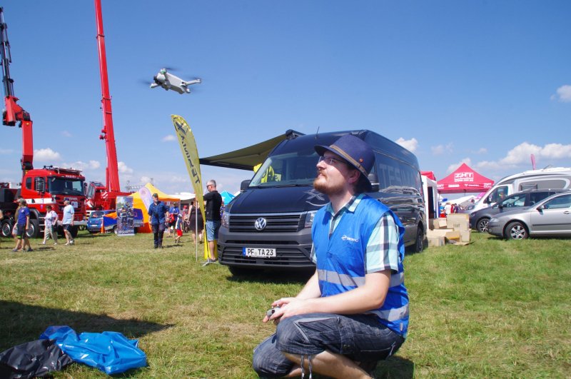 Létání s dronem je mnohem jednodušší, než třeba s RC modely letadel nebo vrtulníků, neboť ty vyžadují nepřetržitou kontrolu směru letu. Kdežto dron, v tomto případě DJI Mini 3 Pro, zůstane v místě,