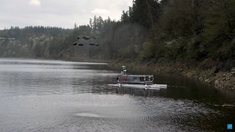 Vzdušný průzkumný dron a plovoucí základna v akci