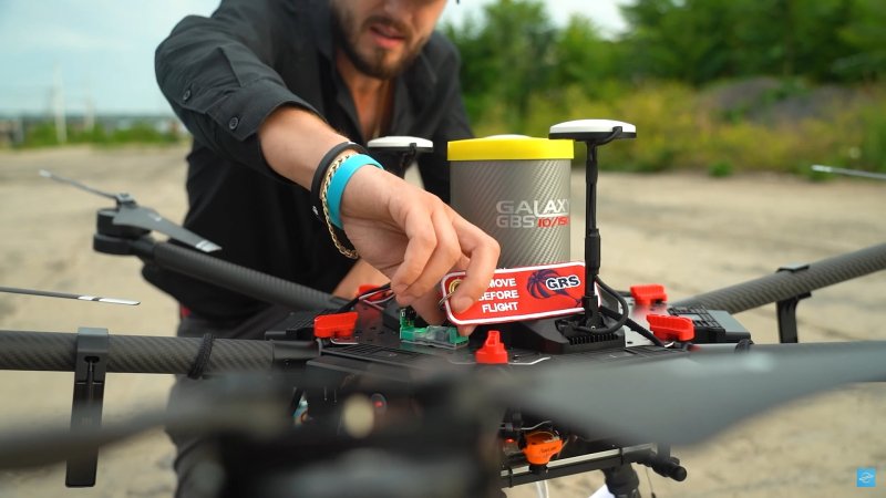 Pojistku odpojit před startem dronu