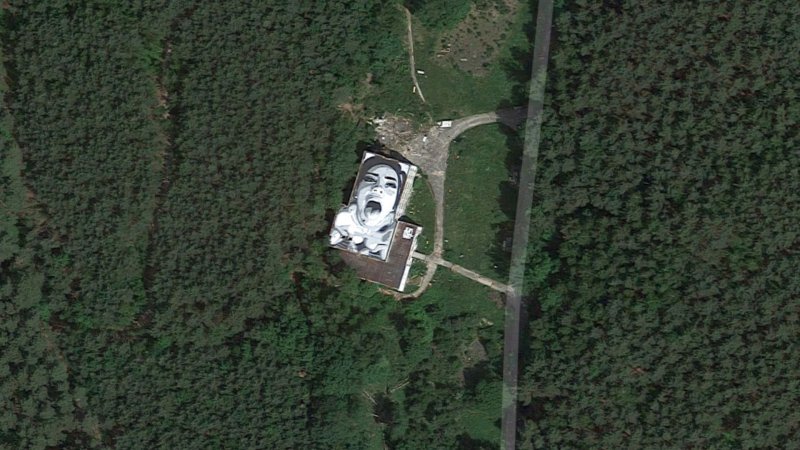 Malba nahé ženy na střeše opuštěné budovy, zdroj: Google Maps