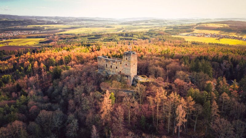 Hrad Radyně z dronu DJI Mini 3 Pro, Krauzovi na cestách