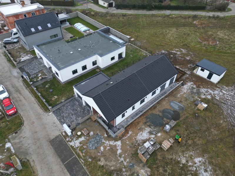 Krauzovi na zahradě z dronu DJI Mini 3 Pro