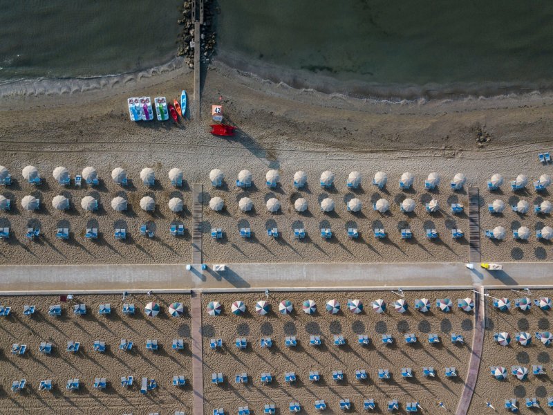 12499-sunbeds-on-the-beach