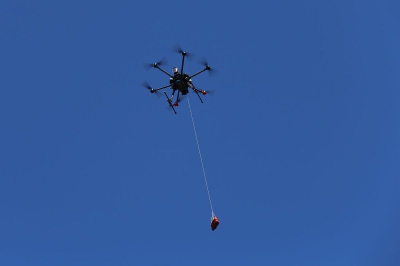 Dron doručí defilbrilátor pomoc air-droppingového systému