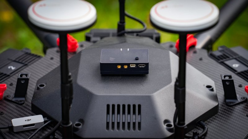 Krabička pro dálkovou identifikaci dronu Dronetag na dronu