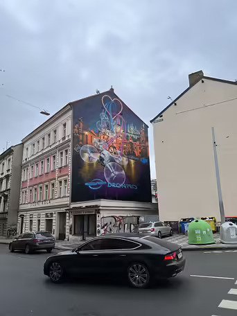 Murál s drony na pražském Smíchově při pohledu z auta