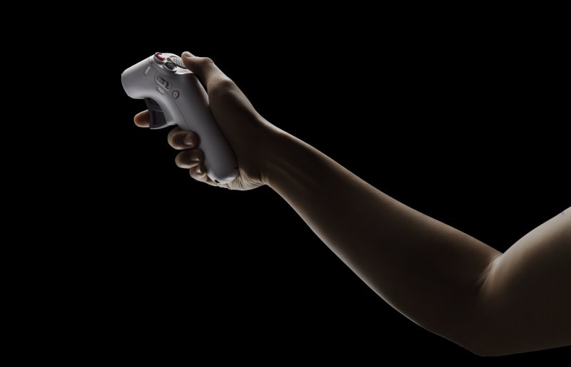 DJI Motion Controller nabízí nový princip ovládání dronu