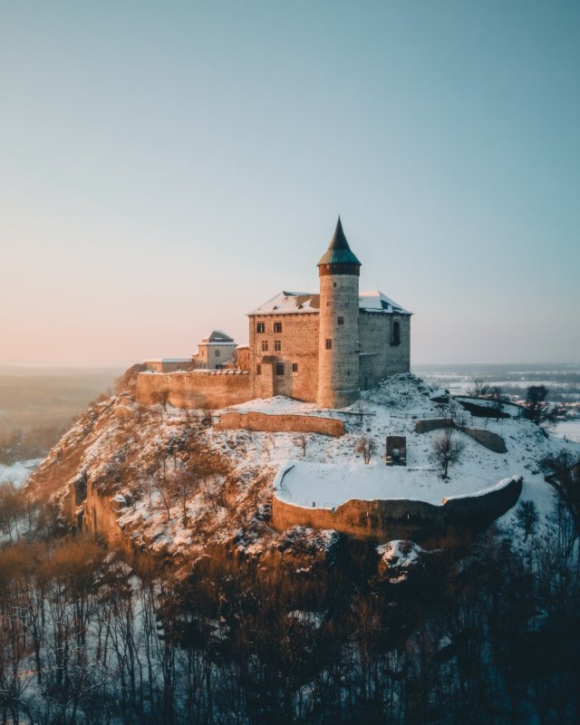 Mrazivá Kunětická hora ve světle zapadajícího slunce