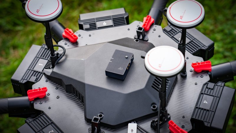 Dronetag připevněný na dronu