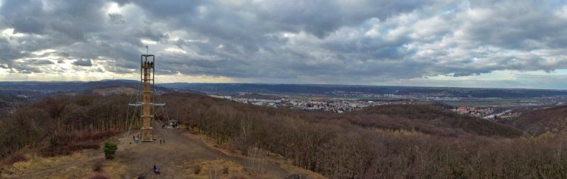 Porovnání oříznutého panoramatu Rozhledna Závist