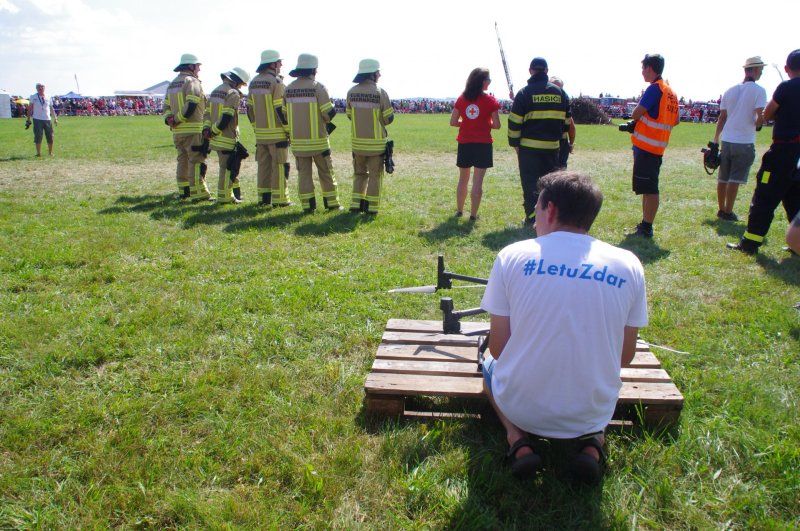 Čeští a němečtí hasiči jsou připraveni k zásahu, a Ondra s dronem také. Letu zdar!