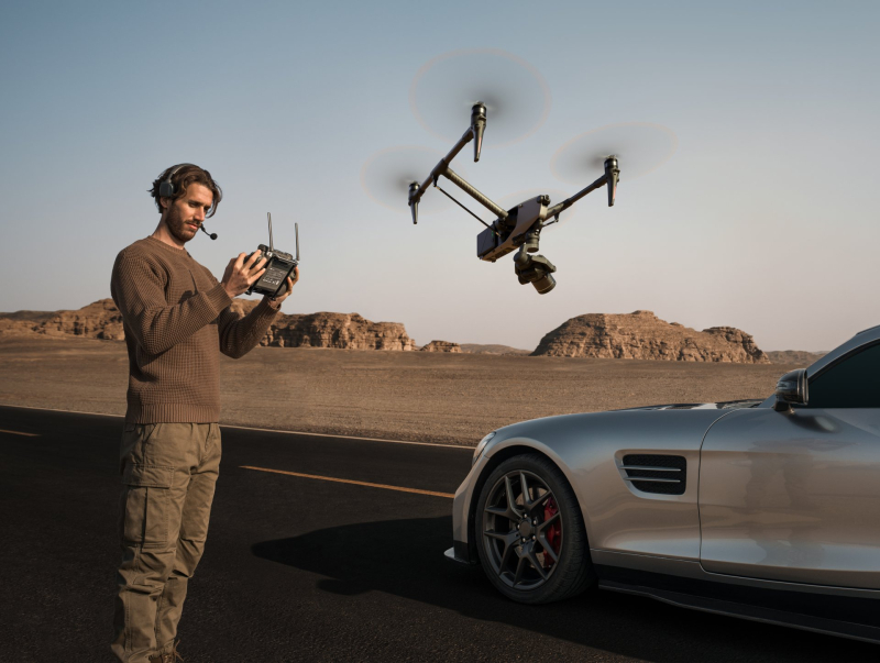 Jeden pilot ovládající Inspire 3