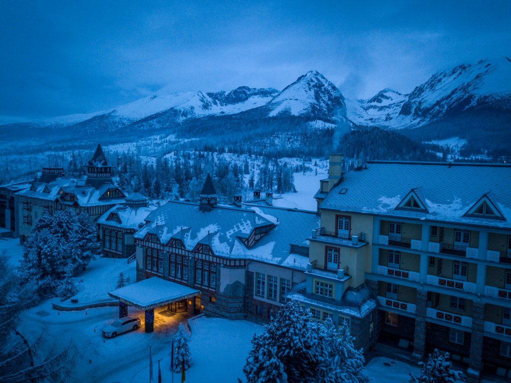 Hotely na horách z dronu