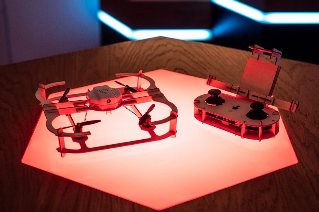 Dron AirWood CUBEE patří mezi levné drony bez kamery