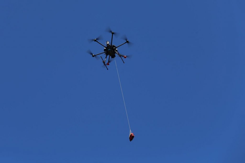 Dron doručí defilbrilátor pomoc air-droppingového systému