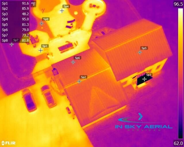 Termokamera na dronu pro detekci tepelných úniků budov