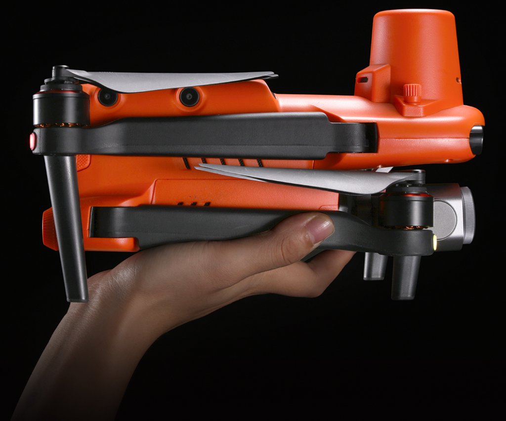 Dron EVO II RTK v ruce