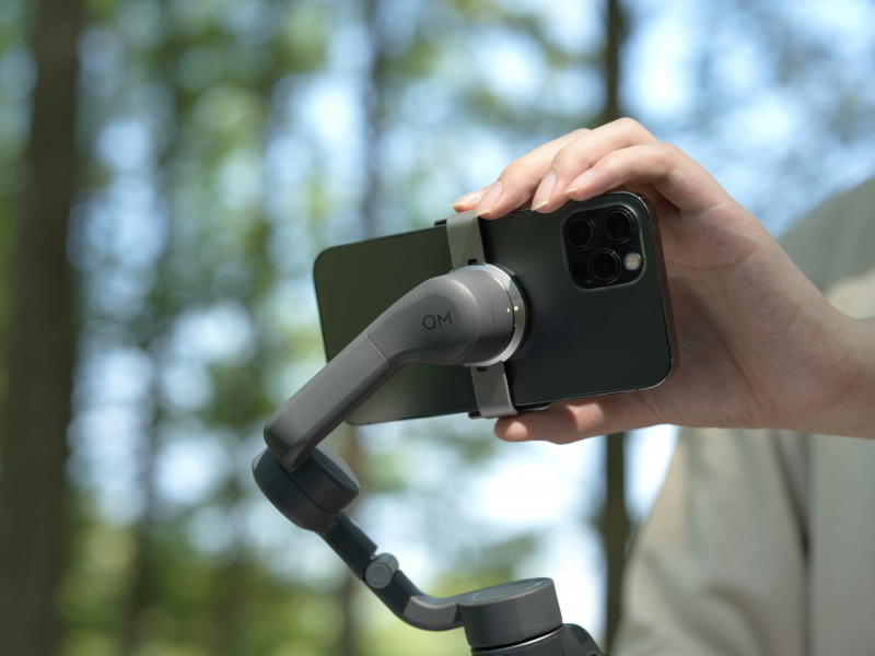 Magnetický design ručního stabilizátoru na mobil DJI Osmo Mobile 6