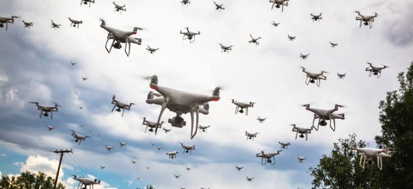 swarming dronů