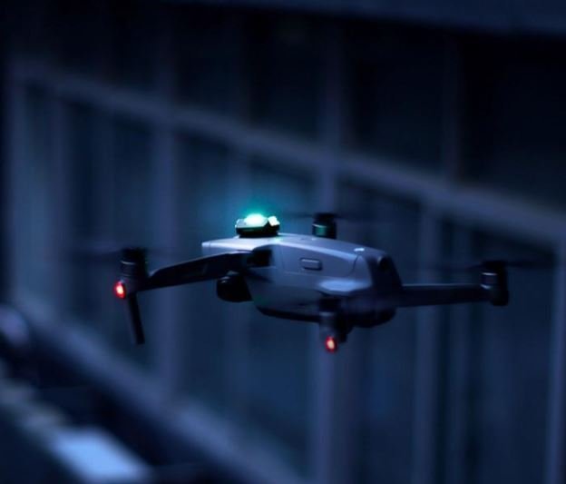 Přídavné zeleně blikající světlo na dron pro létání s noci