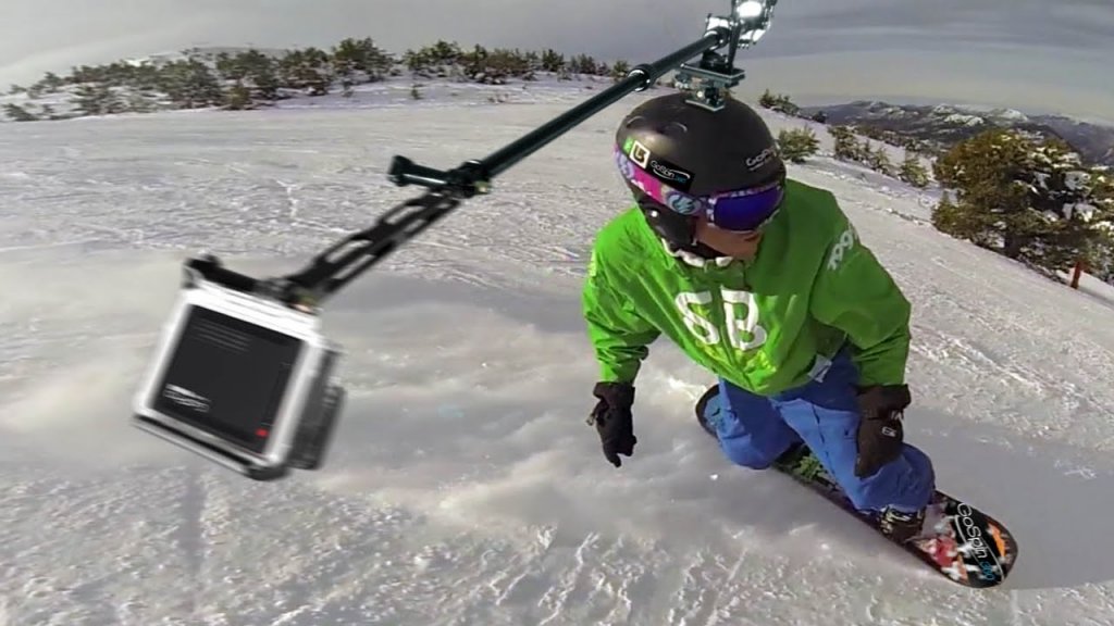 Pohyblivý úchyt akční kamery na lyžařskou helmu