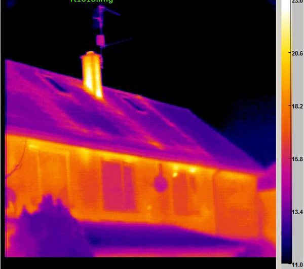 Termogram tepelného snímání budovy