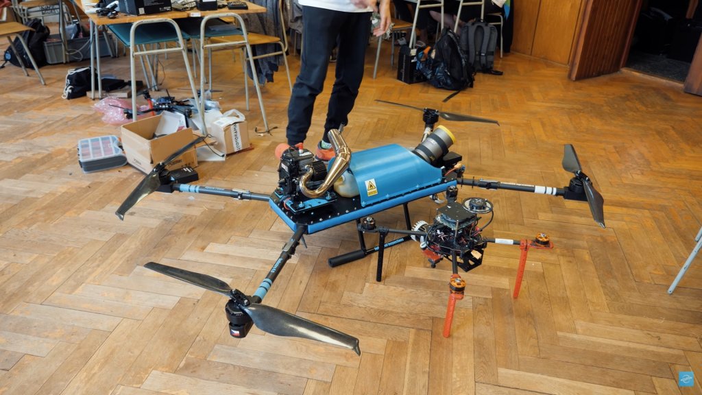Velkolepý dron s benzínovým generátorem s dobou letu 1 hodina