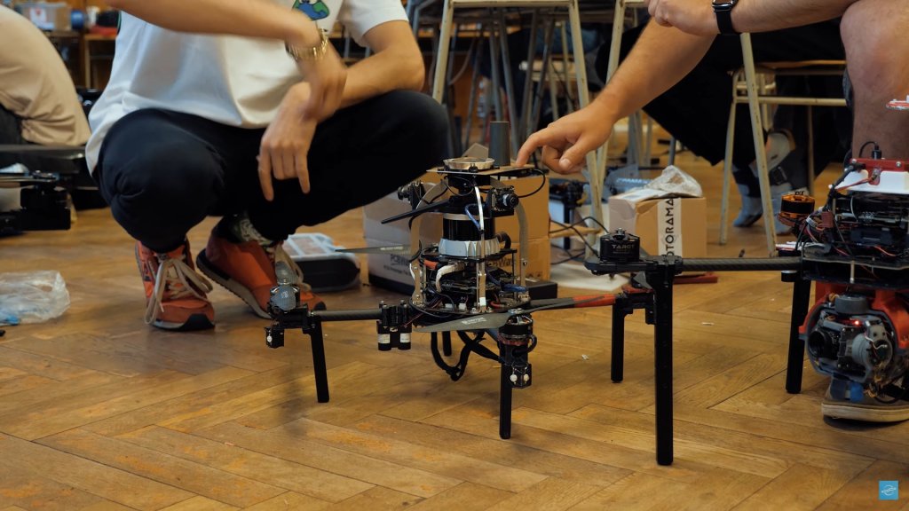 Dron s LiDARem a UVdarem pro pohyb v lesním porostu