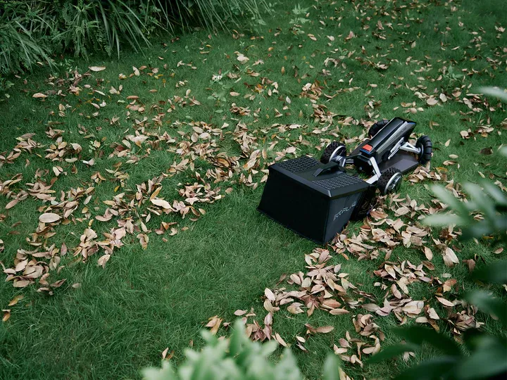 Robotická sekačka EcoFlow BLADE při sbírání listí