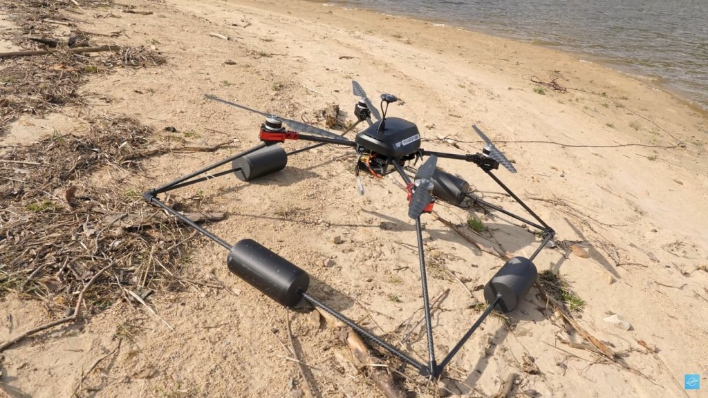 Vzdušný průzkumný dron nové generace s rámem a plováky