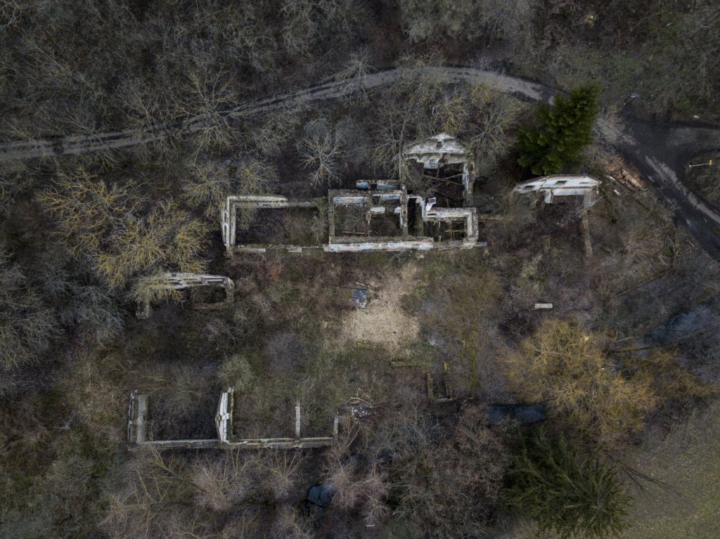 Urbex s dronem v lese nad opuštěným areálem