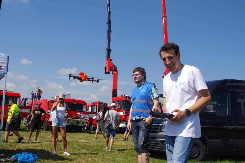 Ondra Pavlíček u stánku startuje s dronem Autel EVO II DUAL 640T. Tento malý pomocník, prošpikovaný vyspělou technologií, dokáže zachránit spoustu životů i požární techniky v ceně milionů korun, k