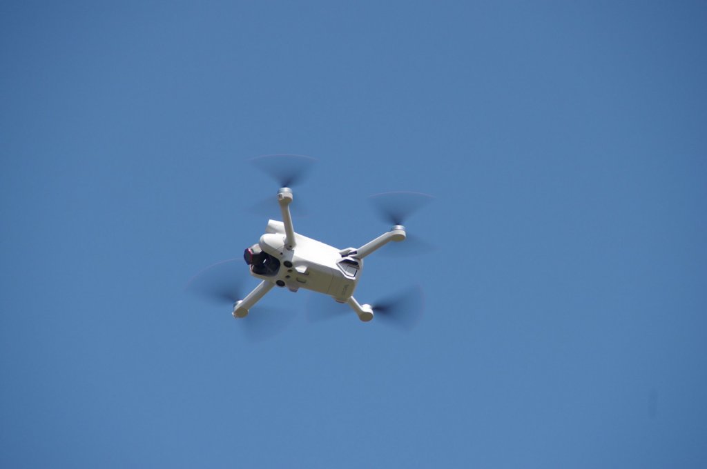 Drony fotí parádně, v Přibyslavi nasnímaly spoustu krásných záběrů. Ovšem fotit dron – v tomto případě DJI Mini 3 Pro – naopak úplně snadné není, vmžiku je v oblacích a pohybuje se docela rychle.