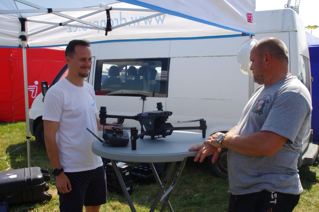 Na stánku bylo živo, Petr Šašinka (vlevo) popisuje jednomu z návštěvníků, co všechno umí dron DJI Matrice 30T.