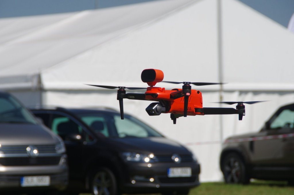 V oranžové barvě dron Autel EVO II DUAL 640T dobře ladil s ostatní požární technikou v Přibyslavi, vpředu dole je k zemi skloněná kamera a termokamera, nahoře nese zmíněný reproduktor (v oranžové