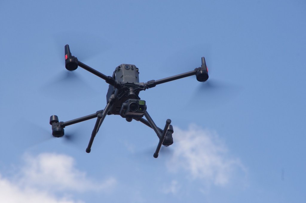 Profesionální dron DJI Matrice 300 RTK s kamerou Zenmuse H20T v plném nasazení. S termokamerou, kamerou, laserem pro odečítání vzdálenosti a dvěma moduly RTK u zadních vrtulek.