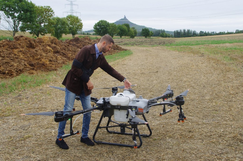 Alex popisuje dron DJI Agras T30 První Agrasy se na vyzkoušení do ČR dostaly teprve někdy přede 2 měsíci